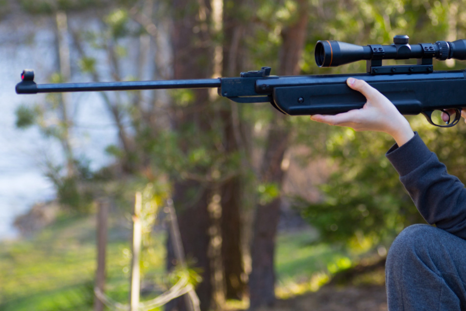 Der 17-Jährige schoss mit einem Luftgewehr auf den Mann. (Symbolbild)