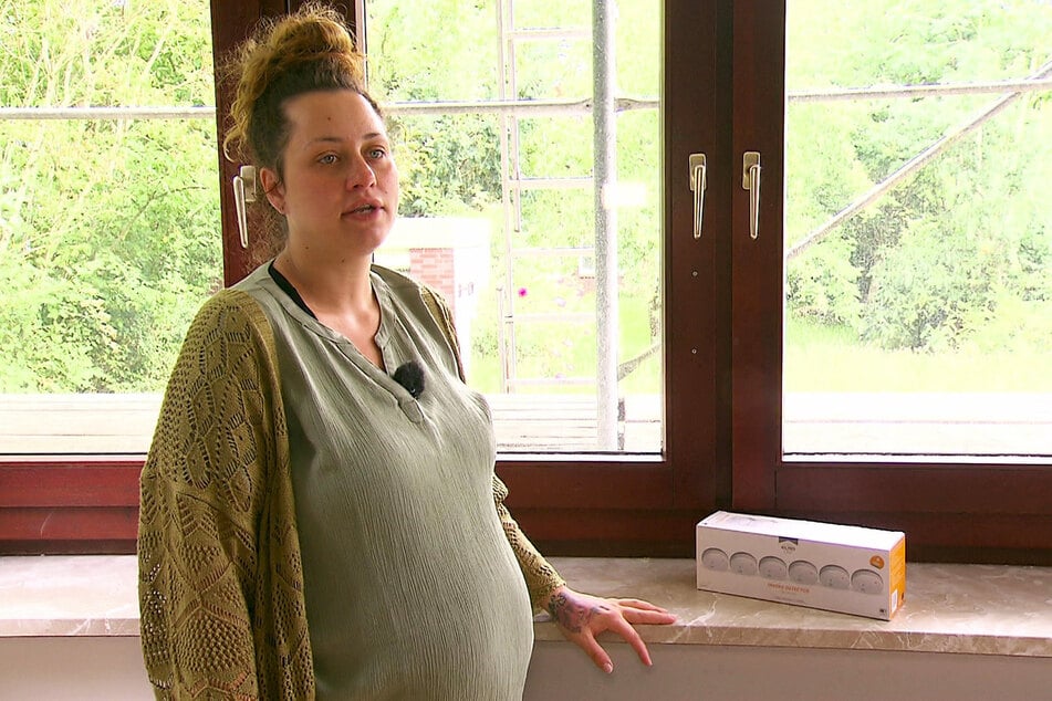 Die schwangere Morlin (31) hat ihre Wohnung durch einen Brand verloren.