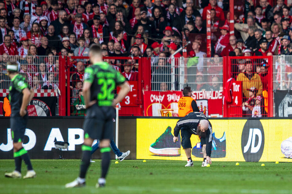 Die Fans von Union und Wolfsburg hätten mit ihren fortwährenden Tennisball-Würfen in der ersten Halbzeit beinahe einen Spielabbruch provoziert.