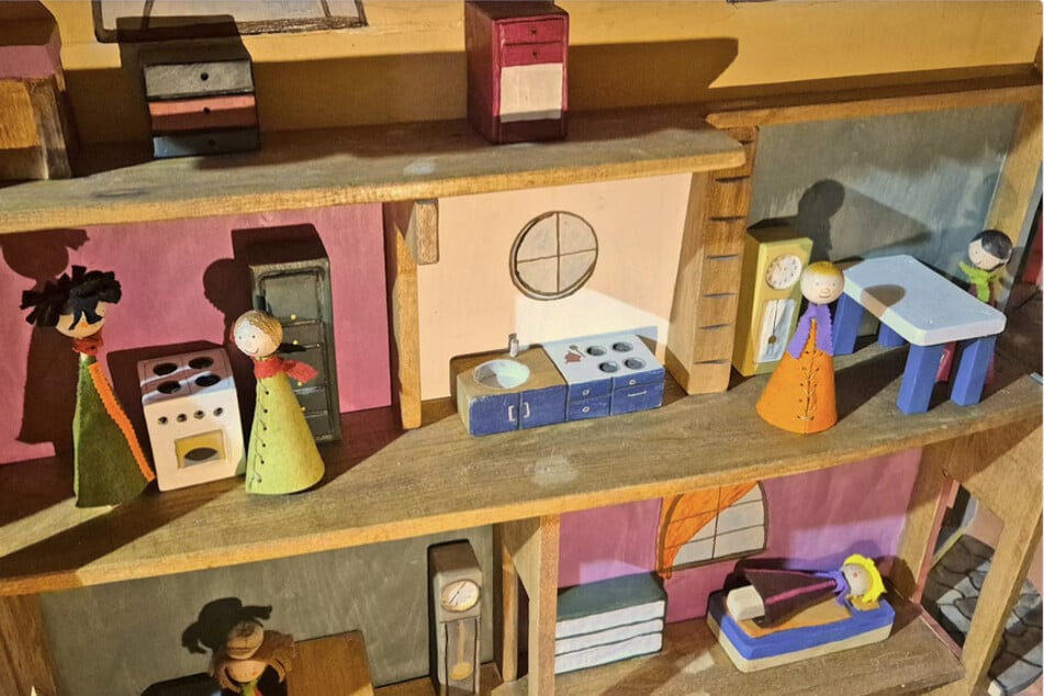 Im Erdkeller wurde eine Puppenhausstadt neu eingerichtet.