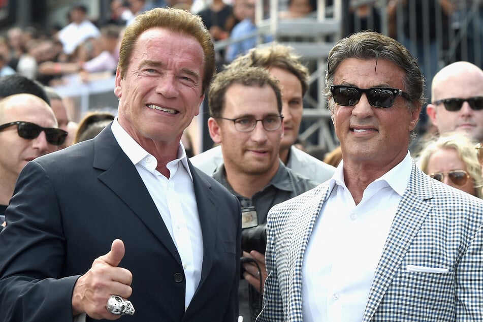 Sylvester Stallone (r., 76) und Arnold Schwarzenegger (75) haben zusammen in "The Expandebles" gespielt.