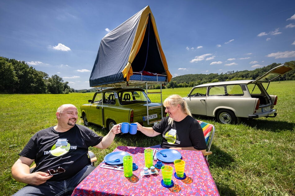 Sebastian (44) und Yvonne Mai (52) stoßen im DDR-Ambiente an. Die Trabis werden schon recht gut gebucht.