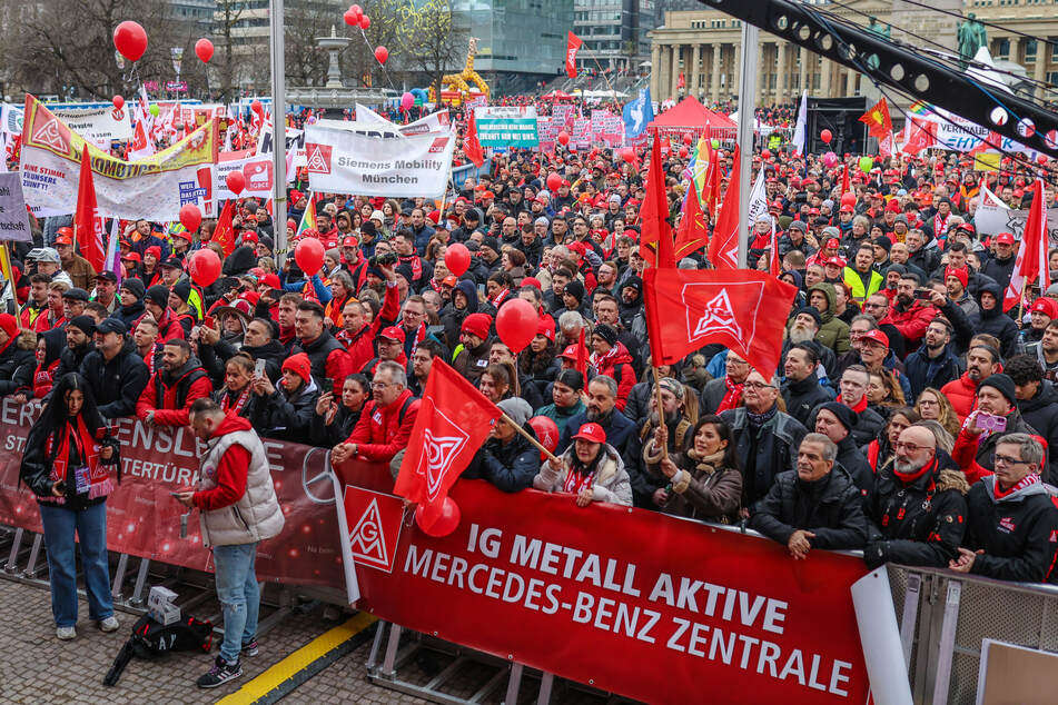 In Köln hat es eine Kundgebung von mehreren tausend Gewerkschaftsmitgliedern der IG Metall gegeben.