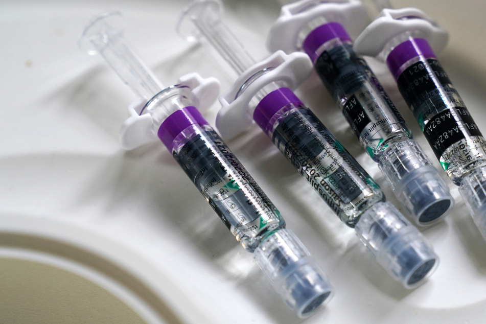 Spritzen mit einem Grippe-Impfstoff liegen auf einem Tisch – die Influenza-Saison in Hessen hat begonnen.