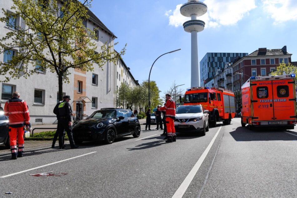 Am Samstagnachmittag ist ein Fußgänger in Hamburg von einem Auto angefahren und verletzt worden.
