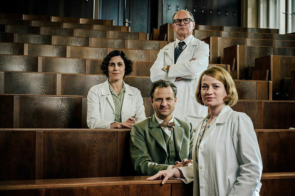 Fiktive Hauptfigur (Gummich, r.), reale DDR-Mediziner (v.l.): Kinderärztin Ingeborg Rapoport (Nina Kunzendorf, 49), Serologe Otto Prokop (Philipp Hochmair, 47) und Gynäkologe Helmut Kraatz (Uwe Ochenknecht, 65).