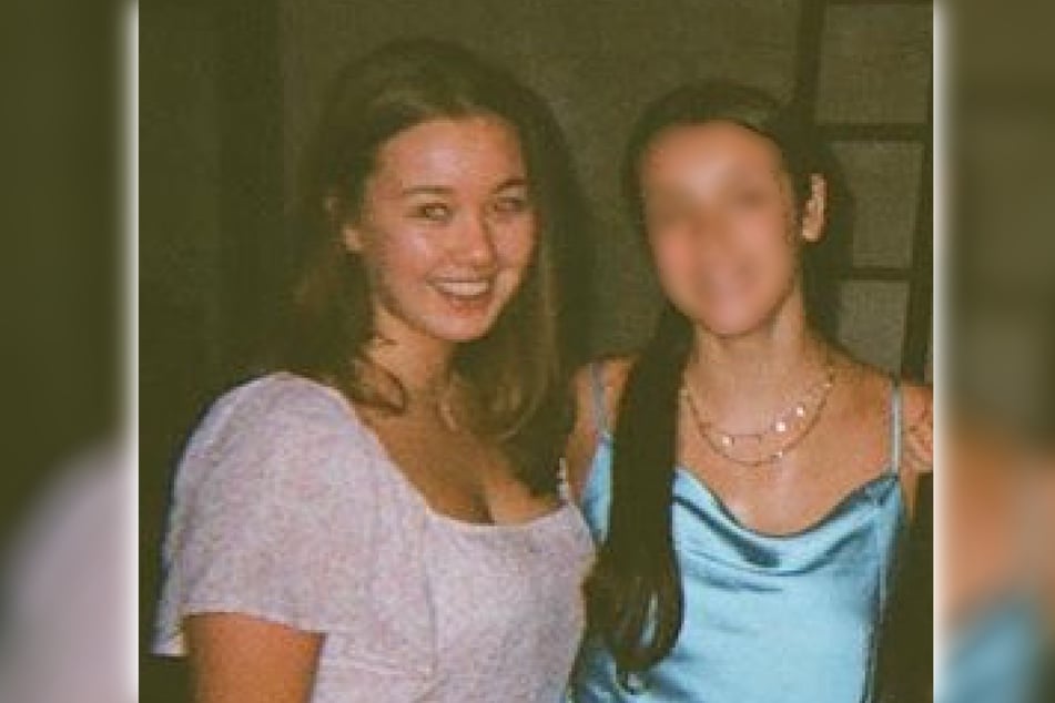 Georgia Sandoe-Simpson (19, left) and her mother (46) were hospitalized after drinking cocktails.