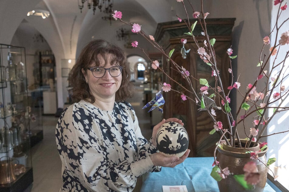 Kuratorin Sylvia Ludwig (48) präsentiert ein Scherenschnitt-Osterei der Künstlerin Manuela Hohlfeld.
