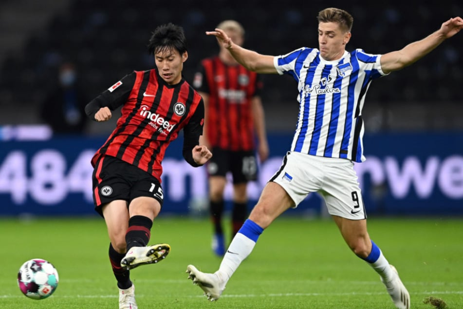 Krzysztof Piatek (r.) von Hertha BSC gegen Daichi Kamada von Eintracht Frankfurt.
