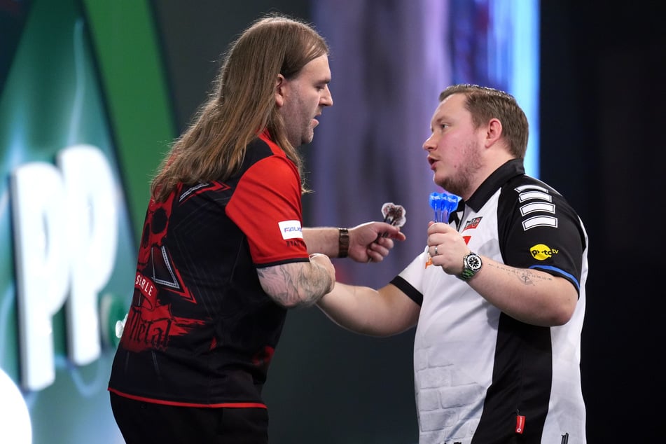 In der dritten Runde schaltete Ryan Searle (38, l.) den Deutschen Martin Schindler (29) aus.