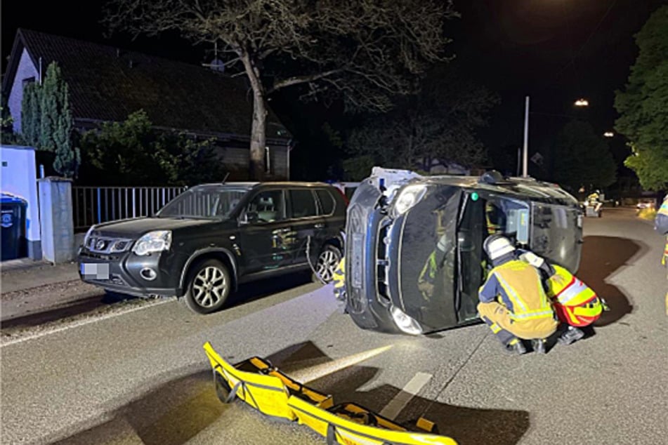 Nach dem Unfall kippte der Wagen um: Feuerwehrkräfte mussten den eingeklemmten Fahrer befreien.