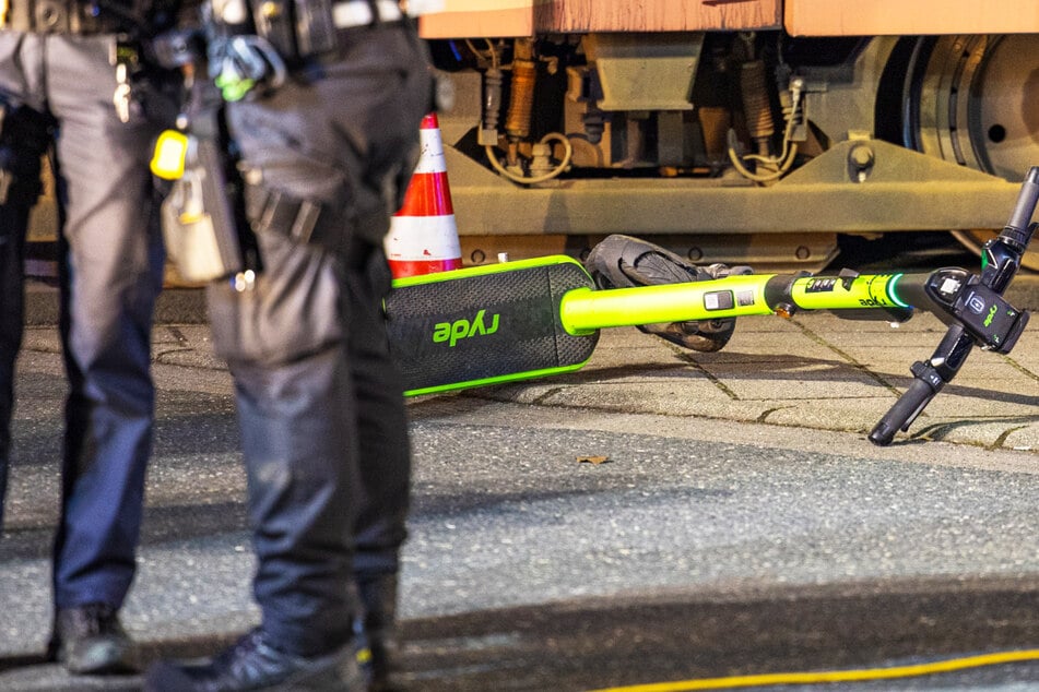 Zwei Scooter-Fahrer verunglückten bei der Tram-Haltestelle "Uniklinikum Frankfurt": Einer der beiden jungen Männer starb, der zweite wurde schwer verletzt.