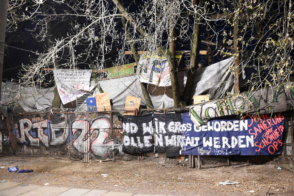Am Samstagabend haben etwa 2400 Menschen für den Erhalt des linksalternativen Hauses "Køpi 137" demonstriert.