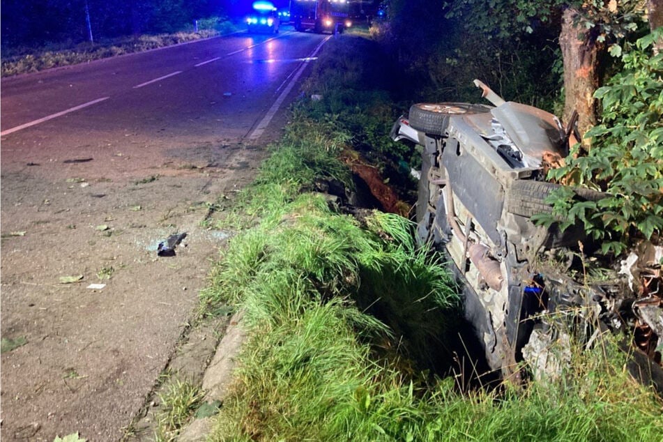 Heftiger Unfall auf Bundesstraße: Mann aus Auto geschleudert - Mehrere Personen schwer verletzt