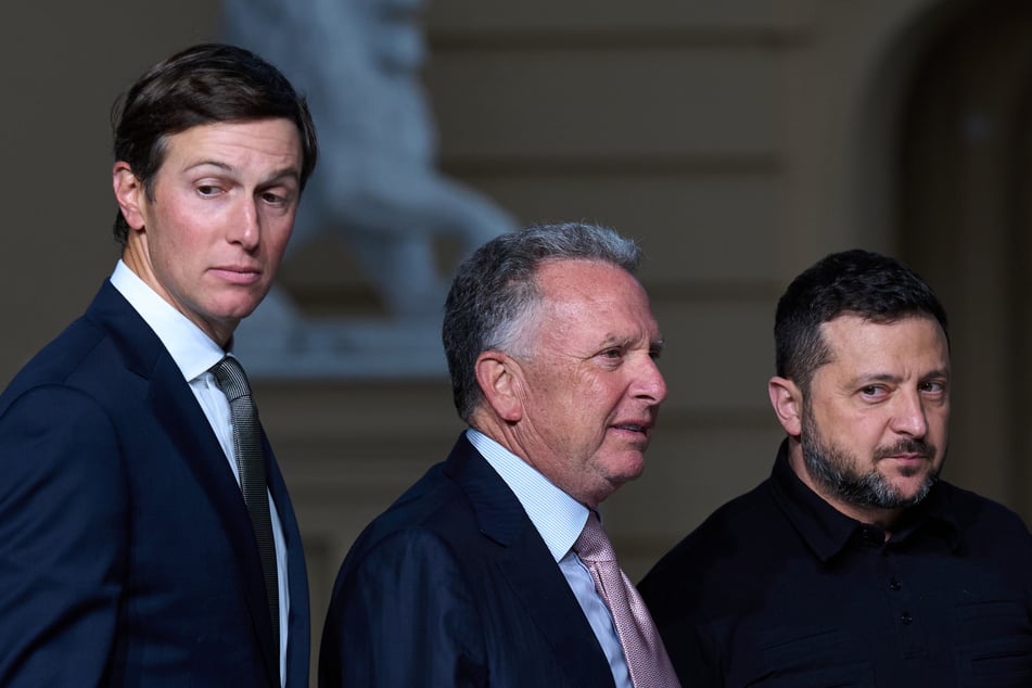 Der ukrainische Präsident Wolodymyr Selenskyj (r., 48) spricht am Ende einer gemeinsamen Pressekonferenz im Anschluss an ihr Treffen mit den Gesandten des US-Präsidenten Donald Trump (80), Steve Witkoff (m., 69) und Jared Kushner (45).