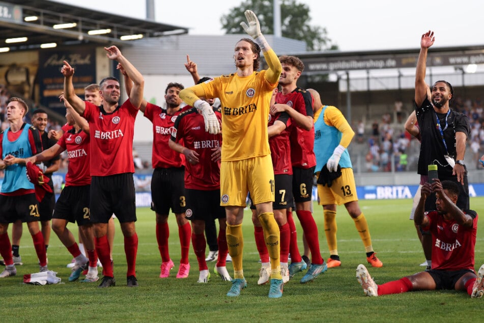 In acht Saisonspielen musste der Schlussmann (vorne, 6.v.r.) zehnmal hinter sich greifen. Er ist damit Rückhalt der fünftbesten Defensive der 2. Bundesliga.