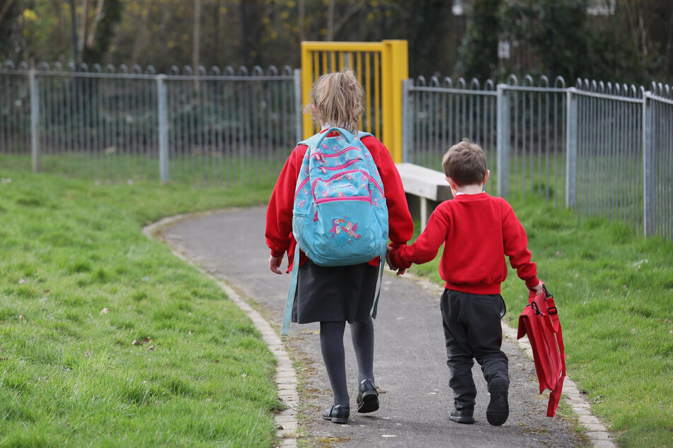 Großbritannien, Tunbridge Wells: Kinder verlassen eine Schule in Kent.