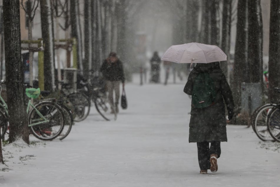 Schnee-Chaos in Köln: AWB arbeitet mit Hochdruck auf den Straßen