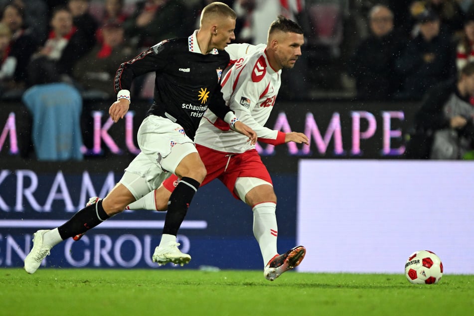 Vor ausverkauftem Haus im Kölner Stadion kickte Podolski gegen alte und aktuelle Weggefährten.