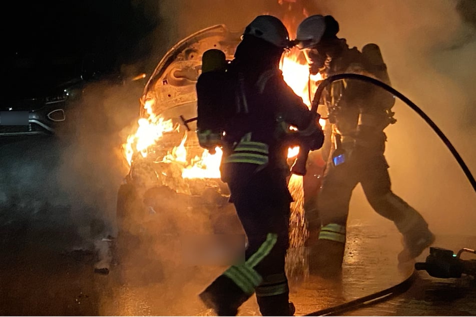 Beim Eintreffen der Feuerwehr stand der Wagen bereits komplett in Flammen.
