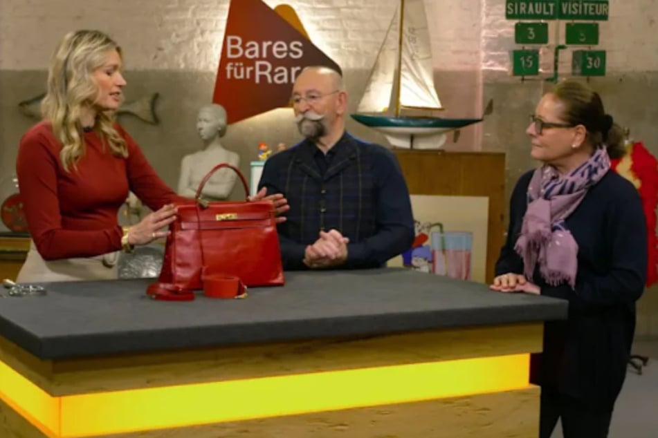 "Bares für Rares"-Kandidatin Friederike aus Neuruppin (r.) möchte in der ZDF-Sendung eine echte Hermès-Handtasche zu Geld machen.