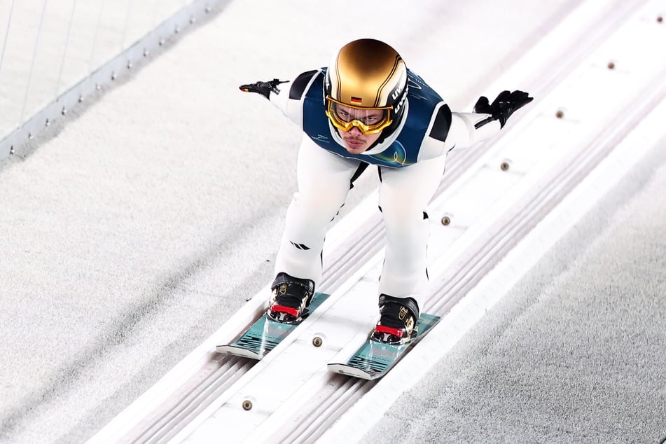 Gold-Helm Philipp Raimund hat im ersten Sprung des Teamwettbewerbs wieder einen rausgehauen.