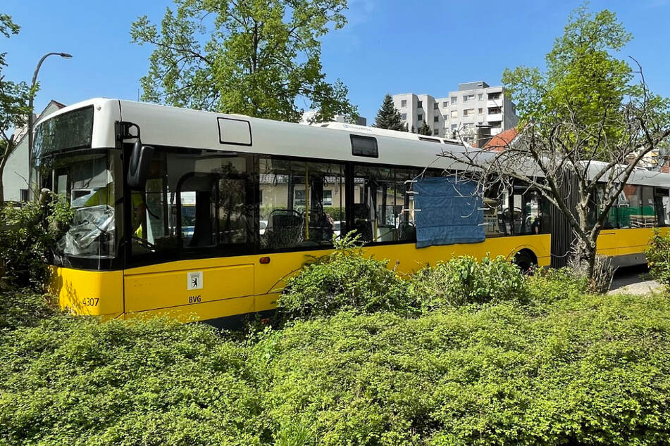 Der Busfahrer hatte während der Fahrt das Bewusstsein verloren.