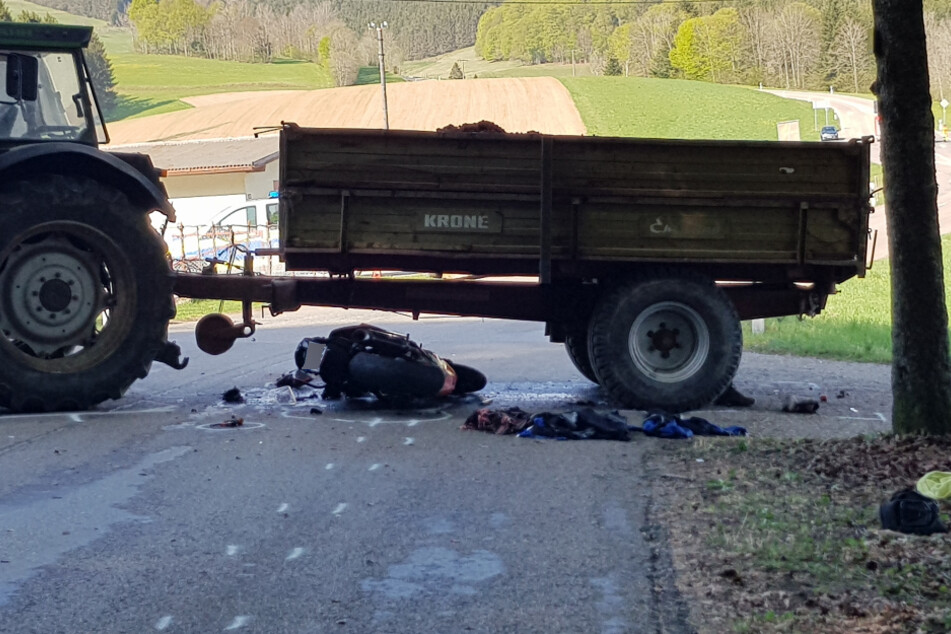 Ein Blick auf den Traktor und das Motorrad am Boden.