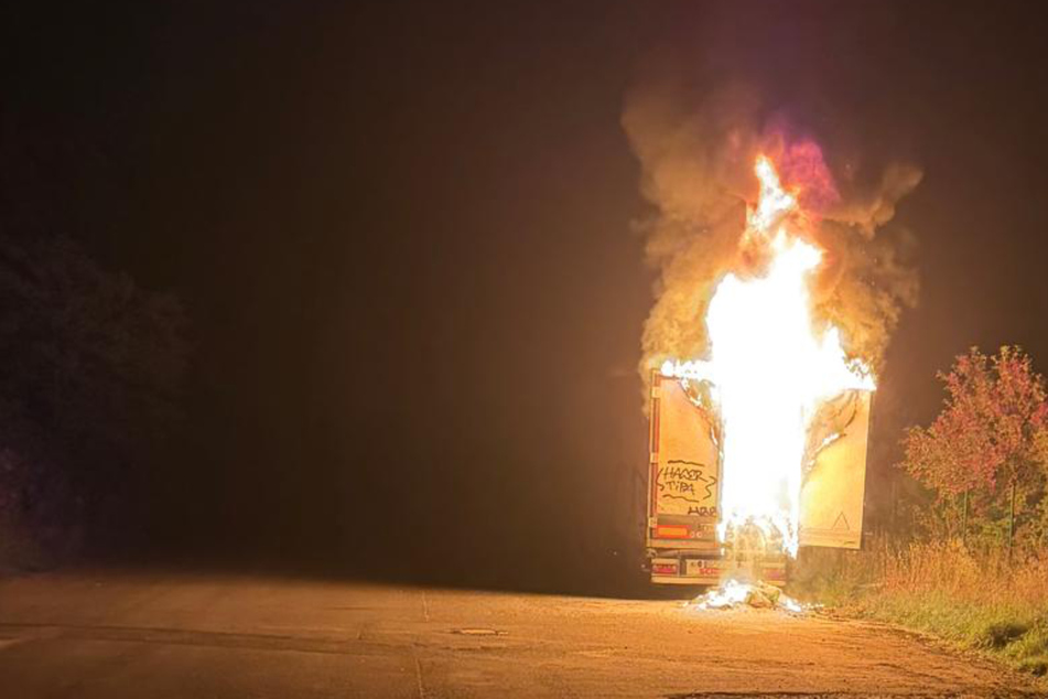 Flammen schlagen aus Lkw: Feuerwehr mit 30 Kräften im Einsatz