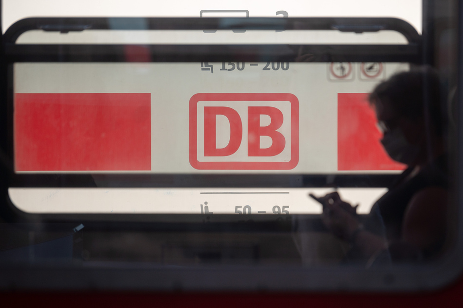 Die Eisenbahn- und Verkehrsgewerkschaft (EVG) fordert von der Deutschen Bahn, sich besser auf eine mögliche zweite Corona-Infektionswelle vorzubereiten.