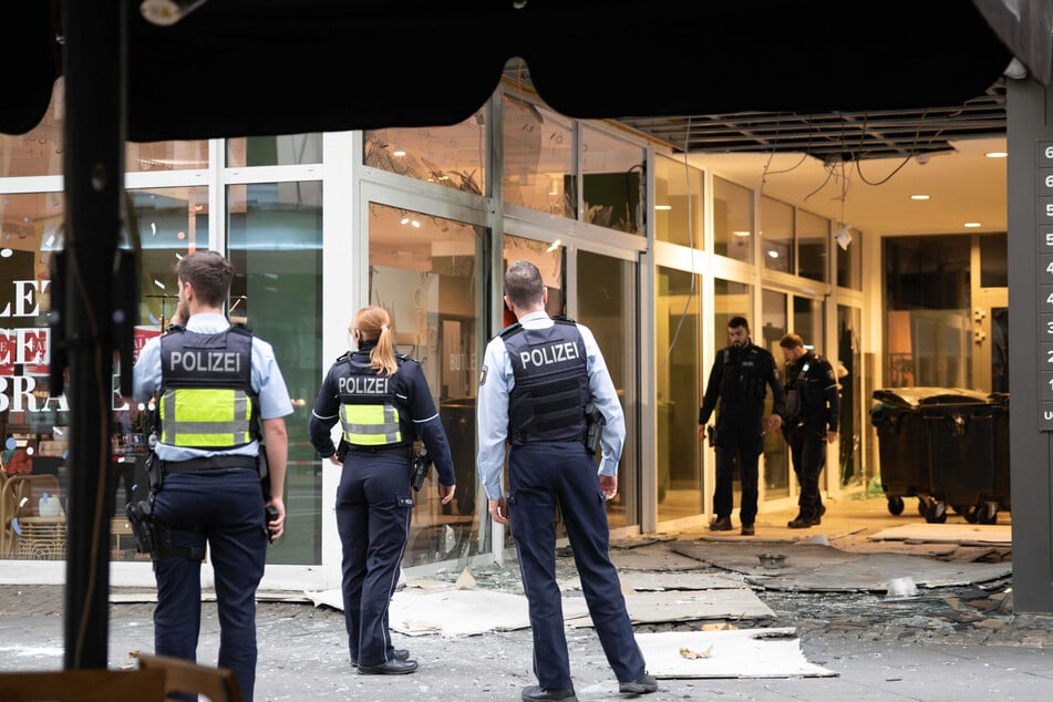 Durch die Wucht der Detonation waren Türen und Fenster geborsten. Teilweise stürzte auch die Deckenverkleidung zu Boden.