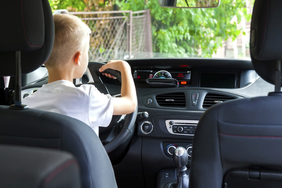 Junge (11) will nur Knöpfe drücken, dann fährt das Auto plötzlich los
