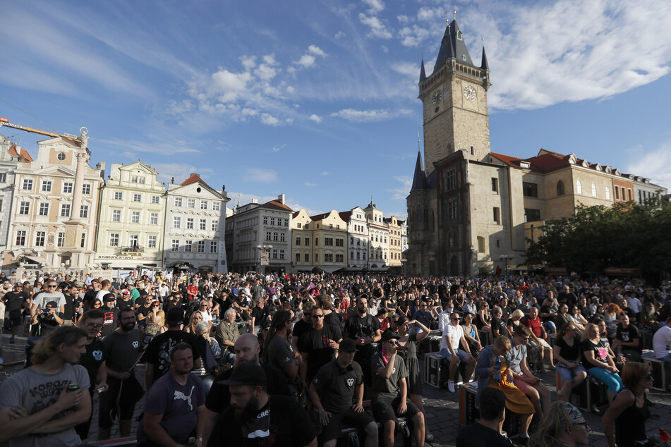 Tschechien, Prag: Beschäftigte aus der Musikindustrie haben sich zu einer Demonstration in der Altstadt Ende Juli versammelt. Hunderte von Musikern, Konzertveranstaltern und Clubbesitzer protestierten gegen die Corona-Maßnahmen der Regierung, die ihnen ihrer Aussage nach das Geschäft ruinieren.