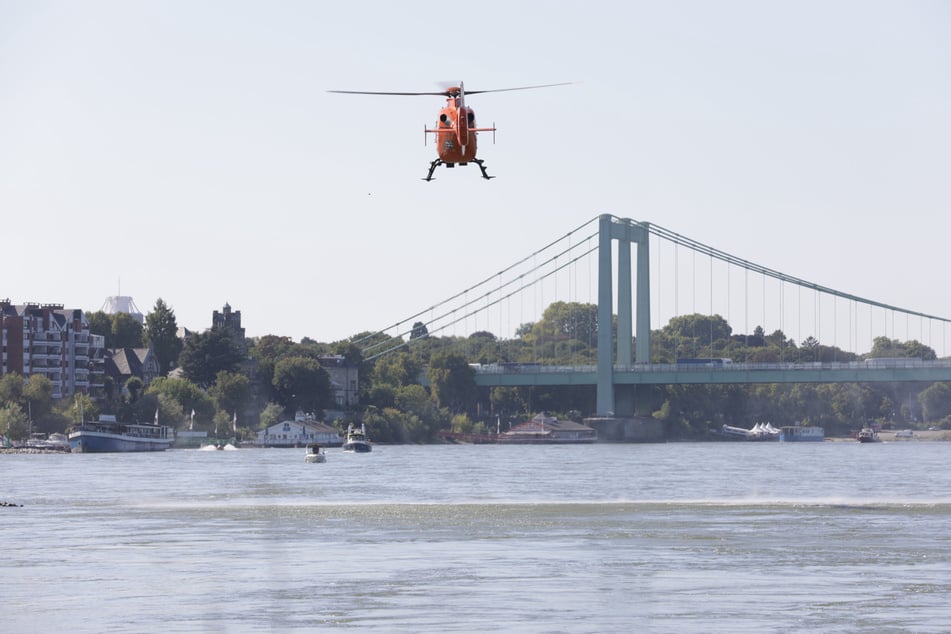Auch Hubschrauber waren am Montagnachmittag über dem Rhein in Köln im Einsatz.