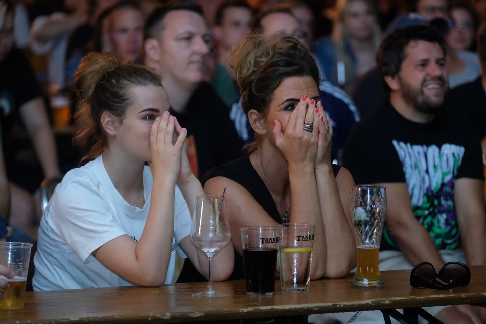 Trauer, Entsetzen, Niedergeschlagenheit bei Fans von RB Leipzig beim Public Viewing in Sachsen.