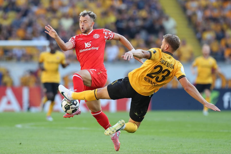 Da kommt er angeflogen: Fast im Spagat klärte Lars Bünning (r.) hier vor Benedict Hollerbach (24). Der Mainzer blieb blass - auch ein Verdienst von Dynamos Defensive.