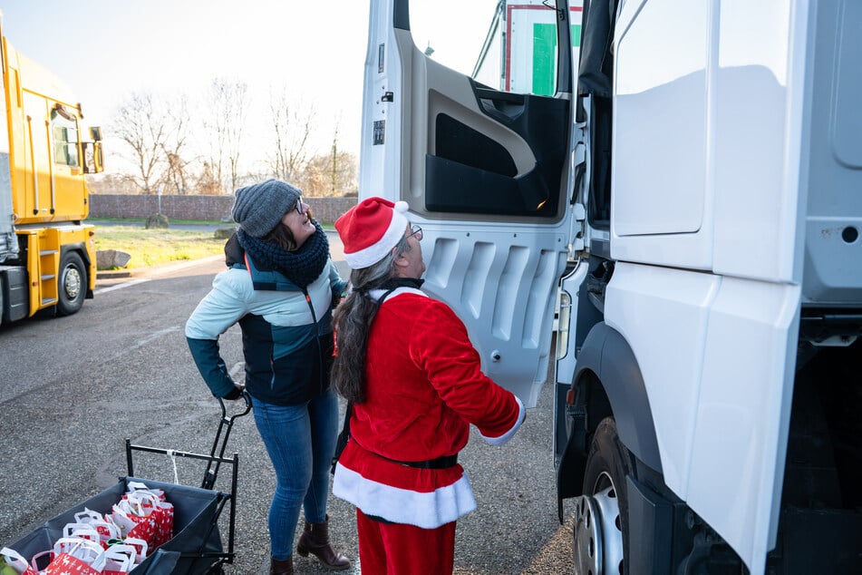 Ehrenamtliche Helfer teilten Geschenktüten für Trucker aus.