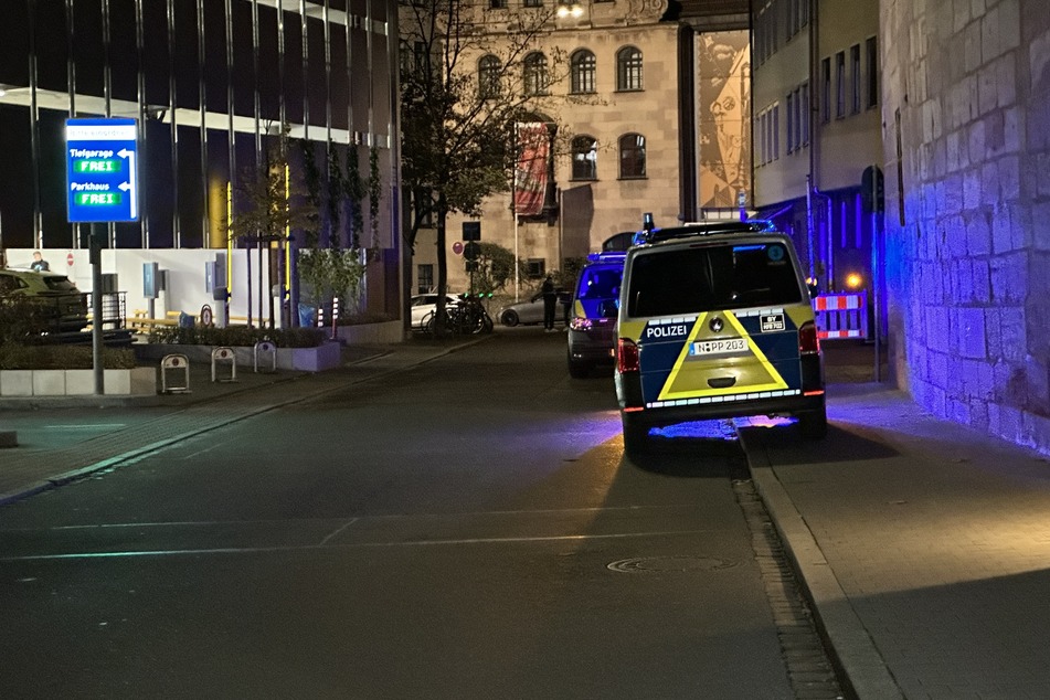 Einsatzautos der Polizei stehen vor dem Nürnberger Parkhaus.