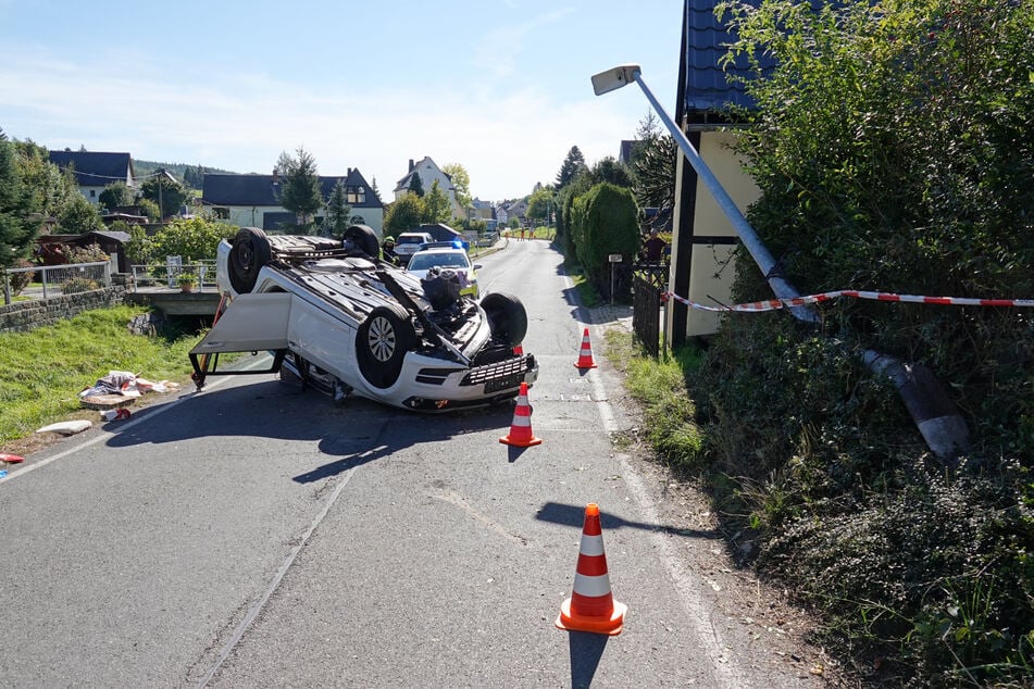 In Höckendorf (Klingenberg) landete ein VW-Fahrer auf dem Dach.