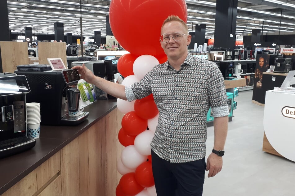 Filialleiter Jörg Neumann (42) stärkt sich nach den anstrengenden Monaten an einem Kaffeevollautomat.