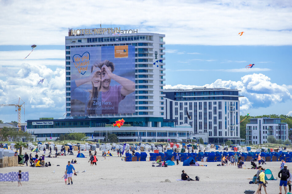 Ein 40 mal 40 Meter großes Plakat hängt am wegen der Corona-Schutzmaßnahmen geschlossenen Hotel Neptun und wirbt für ein nachhaltig gutes Tourismusklima in Mecklenburg-Vorpommern.