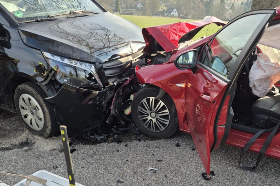 Nach dem heftigen Frontalcrash musste die S207 bei Oederan (Landkreis Mittelsachsen) gesperrt werden.