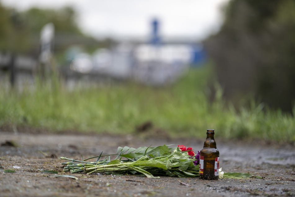 Blumen und eine Flasche Bier erinnern am Unfallort neben der A 72 an den Tod zweier 19-Jähriger.