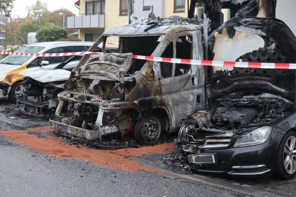 Pferdeanhänger fängt Feuer: Mega-Sachschaden nach Brand auf Parkplatz