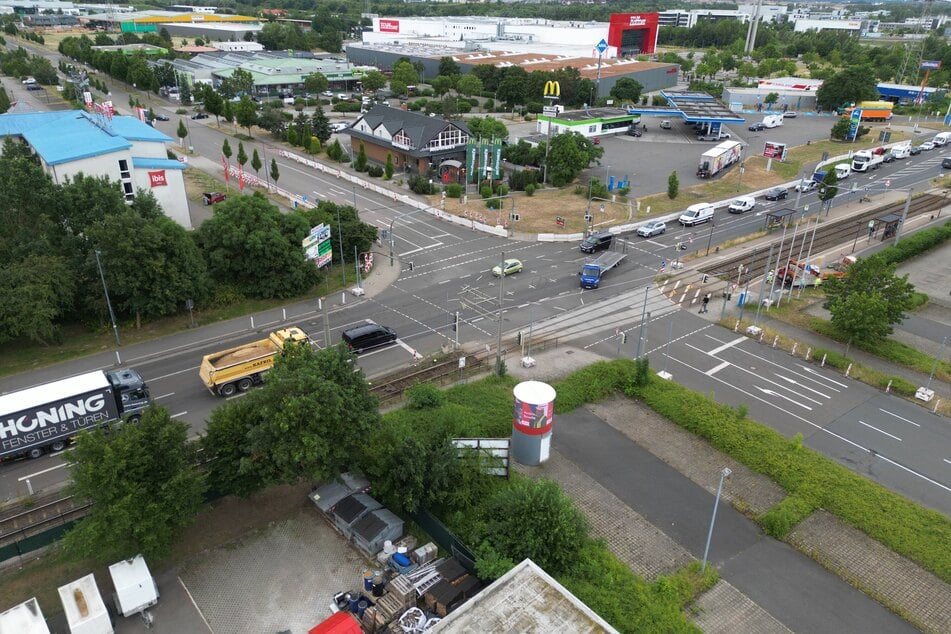 Diese Kreuzung am Ortseingang von Taucha muss vollständig saniert, kann aber nicht vollständig gesperrt werden.