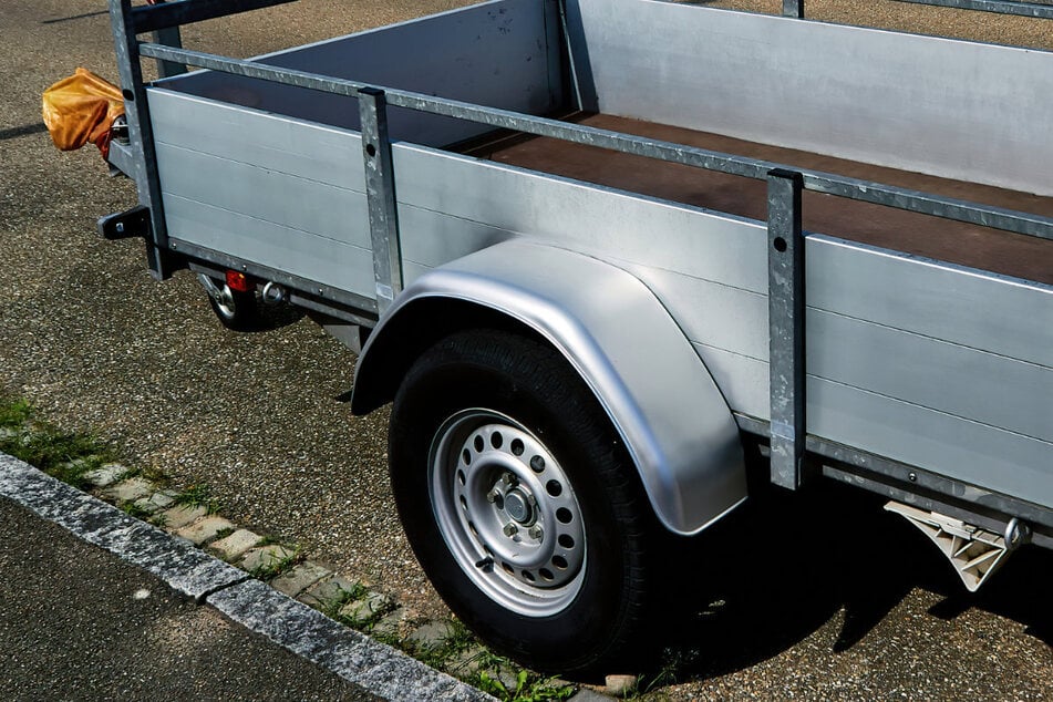 Überladener Anhänger fährt auf Felgen: Hat die Polizei einen Baustellen-Dieb gestoppt?