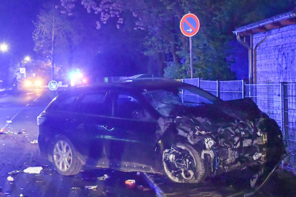 Mazda-Fahrer hinterlässt bei Flucht vor Polizei Schneise der Verwüstung und wird schwer verletzt