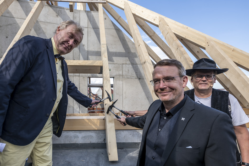 Architekt Christoph Frenzel (l.), Oberbürgermeister Sven Krüger (46, parteilos) und Zimmermann Ralf Dechant (54) feiern Richtfest vor dem neuen Dachstuhl.
