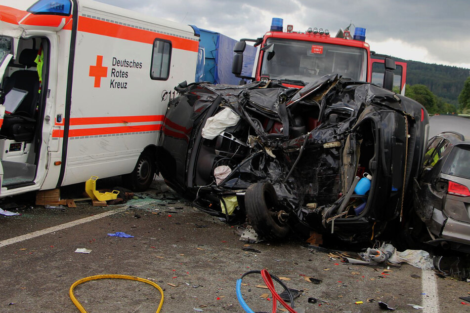 Krankenwagen beteiligt: Ein Toter und mehrere Verletzte bei schwerem Verkehrsunfall
