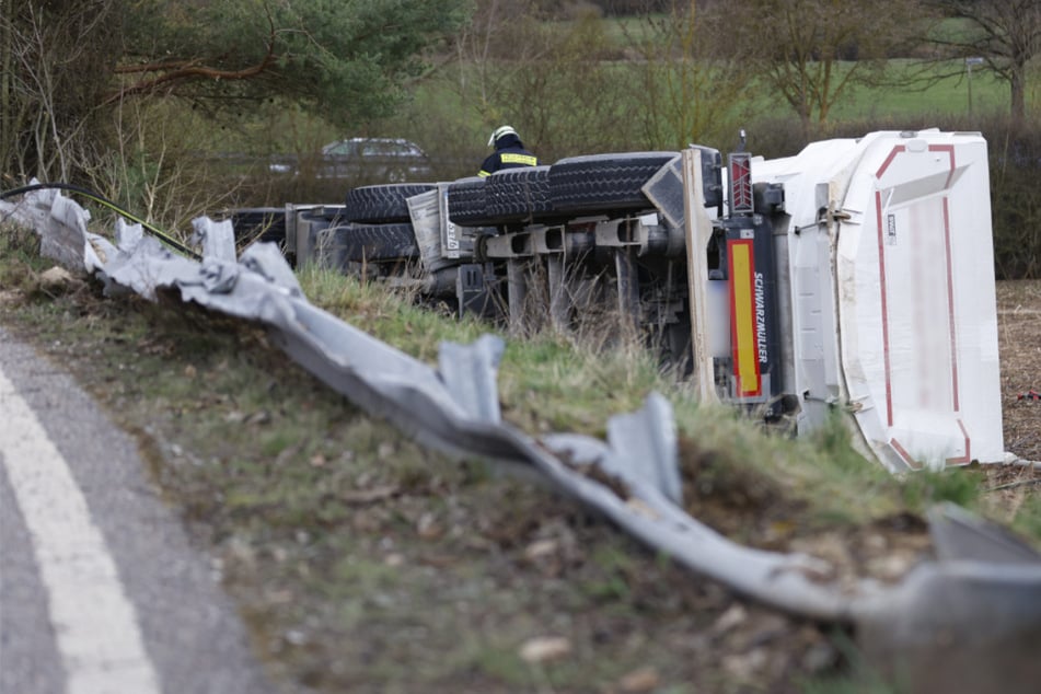 Tödlicher Unfall: Lkw durchbricht Leitplanke und landet in Feld